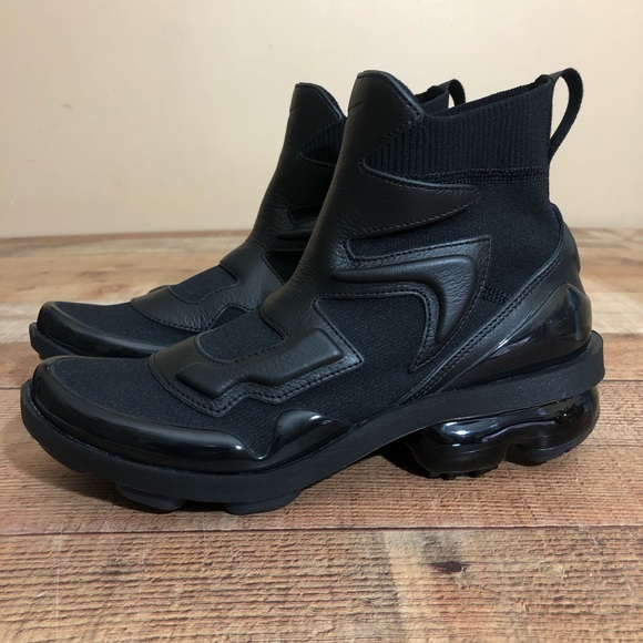 black vapormax size 8